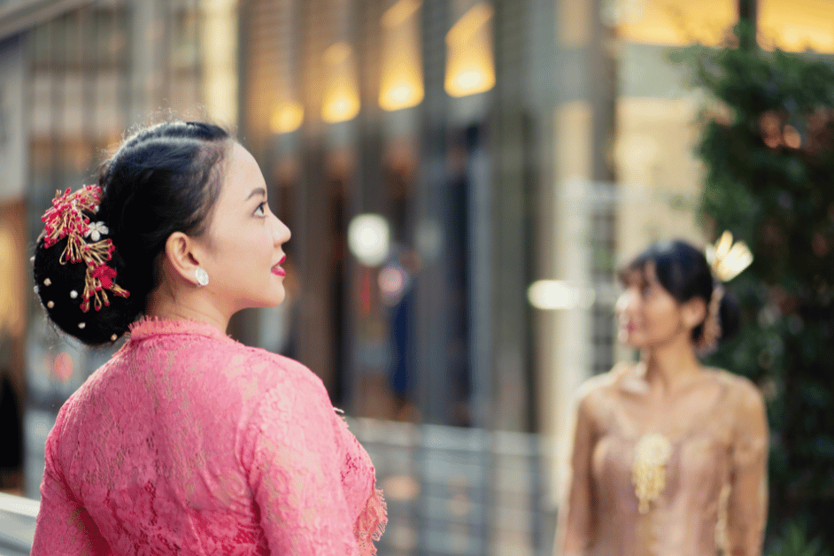 Kebaya, sebagai salah satu busana tradisional Indonesia, terus mengalami perkembangan dan transformasi seiring berjalannya waktu. Tidak hanya sebagai simbol budaya, kebaya juga telah mengalami evolusi desain yang mengikuti tren fashion global.