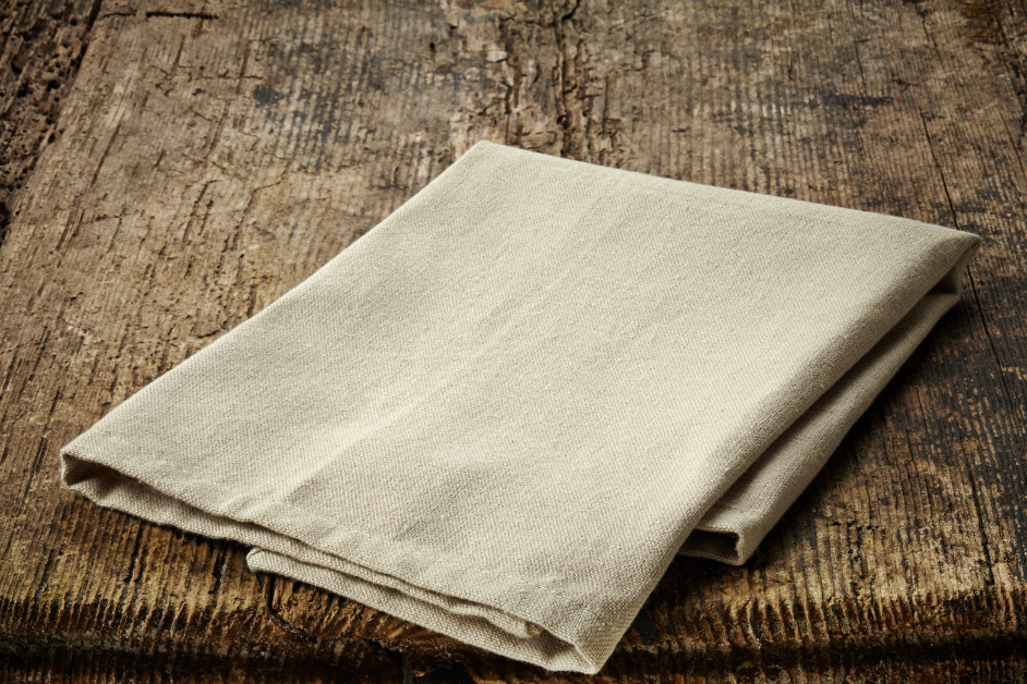 Dua jenis bahan yang sering kita temui dalam pakaian dan produk tekstil adalah katun dan poliester.