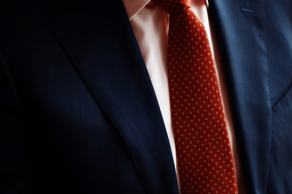 Dasi jas atau necktie adalah salah satu aksesoris fashion pria yang penggunaannya untuk menambahkan sentuhan elegan pada pakaian formal, terutama saat mengenakan jas