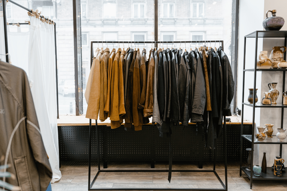 Jaket adalah salah satu pakaian yang tidak hanya memberikan kenyamanan dan perlindungan dari cuaca, tetapi juga menjadi pernyataan gaya yang kuat