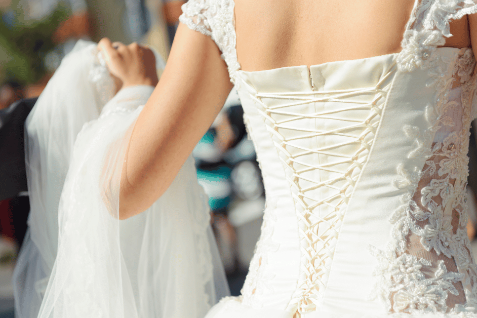 Busana pernikahan sering kali menjadi salah satu pusat perhatian dalam perayaan pernikahan. Tidak heran jika banyak pasangan calon pengantin yang mengalokasikan anggaran besar untuk mendapatkan busana pernikahan yang sempurna