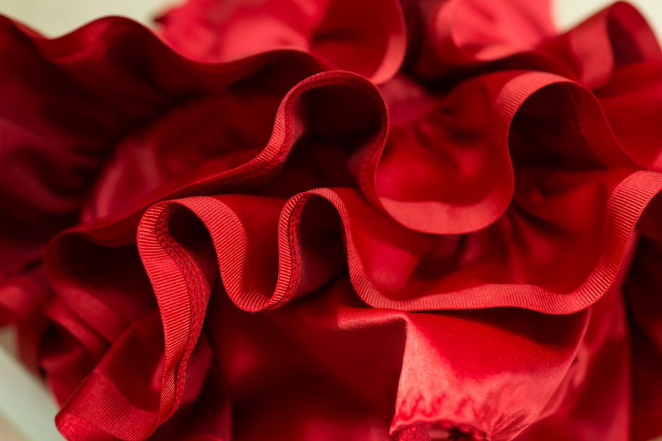 Dress dengan detail ruffle memang selalu menjadi pilihan yang tepat untuk tampilan yang cantik dan feminin. Banyak desainer busana yang menghasilkan koleksi dress dengan detail ruffle pada fashion show mereka.