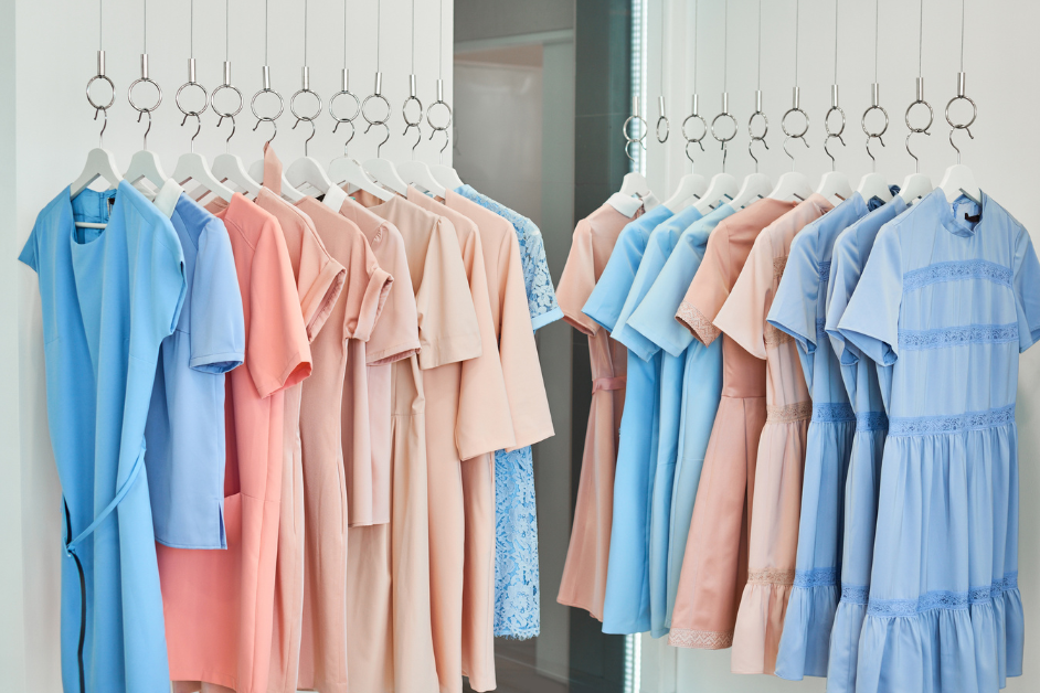 Dress wanita adalah salah satu pakaian yang paling serbaguna dalam dunia fashion. Dari gaya vintage yang elegan hingga modern yang minimalis, dress selalu menjadi pilihan yang tepat untuk berbagai kesempatan.