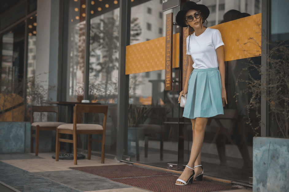 Skirt adalah salah satu item fashion yang wajib dimiliki oleh setiap wanita. Selain nyaman dipakai, rok juga bisa dipadukan dengan berbagai macam atasan yang berbeda sehingga memberikan kesan yang berbeda pula