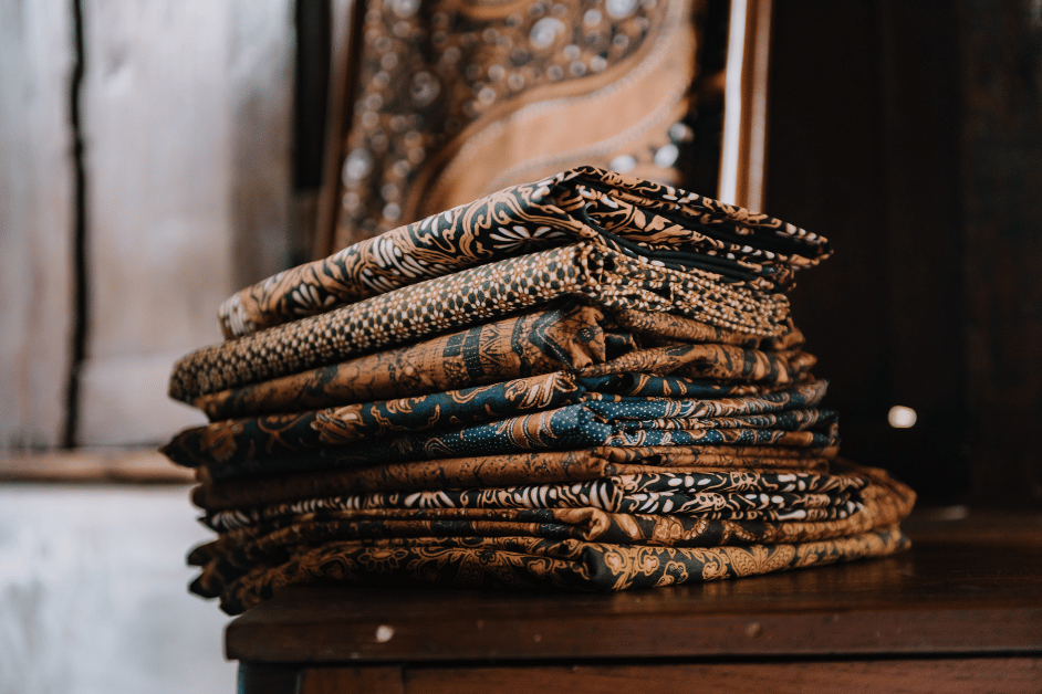 Kain batik adalah salah satu warisan budaya Indonesia yang telah menyebar ke seluruh penjuru dunia. Keindahan motif-motifnya yang khas dan kerajinan tangan yang rumit membuat batik tidak hanya menjadi pilihan mode yang populer, tetapi juga memiliki makna yang mendalam dalam konteks budaya dan tradisi