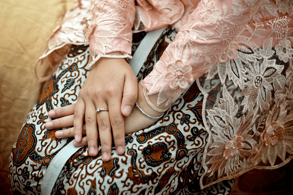 Kebaya adalah salah satu busana tradisional Indonesia yang telah menjadi ikon budaya Indonesia. Seiring dengan perkembangan zaman, kebaya mengalami banyak perubahan dalam desain dan modelnya. Salah satu kebaya yang paling populer adalah kebaya batik, yang merupakan paduan antara klasik dan modern