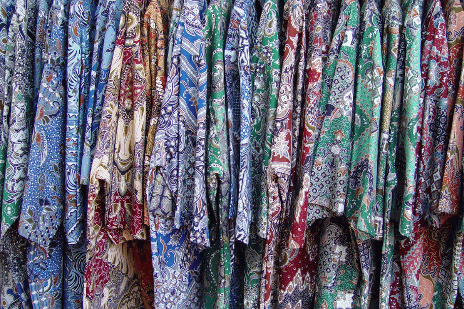 Kemeja batik merupakan pakaian yang populer di Indonesia, khususnya di kalangan pria. Dengan berbagai macam motif dan warna yang tersedia, kemeja batik menjadi pilihan yang cocok untuk acara formal maupun non-formal
