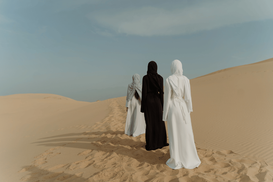 Berbicara mengenai tren mode busana muslim, seiring dengan perkembangan zaman, kini banyak ragam pilihan gaya dalam berbusana. Wanita muslimah yang dulu hanya bisa memakai pakaian yang terbatas, kini memiliki banyak pilihan dalam memilih busana muslim yang dapat menampilkan gaya mereka.