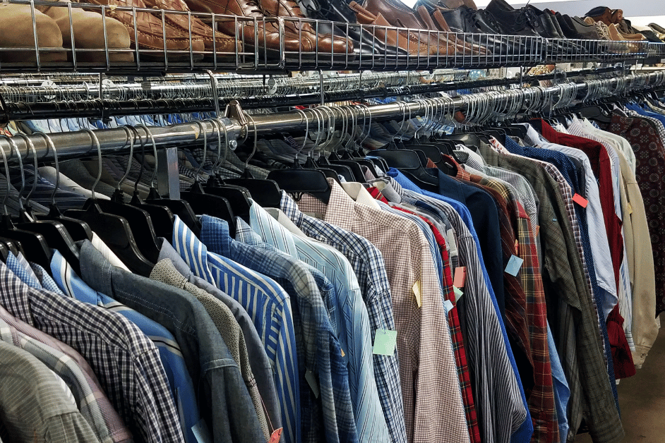 Saat memadukan warna baju, banyak pria mungkin merasa kesulitan untuk menemukan kombinasi warna yang sempurna. Sebenarnya, ada beberapa aturan dasar dalam memadukan warna baju untuk menciptakan tampilan yang stylish dan menarik.