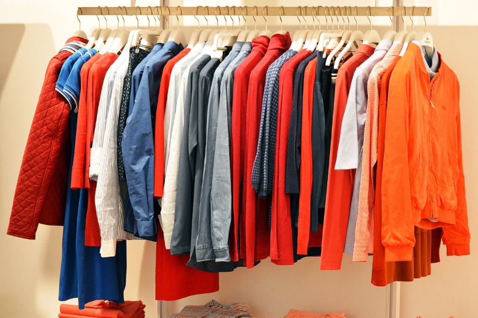 Memadukan warna baju yang tepat dapat membuat tampilan Anda terlihat lebih menarik dan memikat. Namun, tidak semua orang memiliki kemampuan memadukan warna dengan tepat.