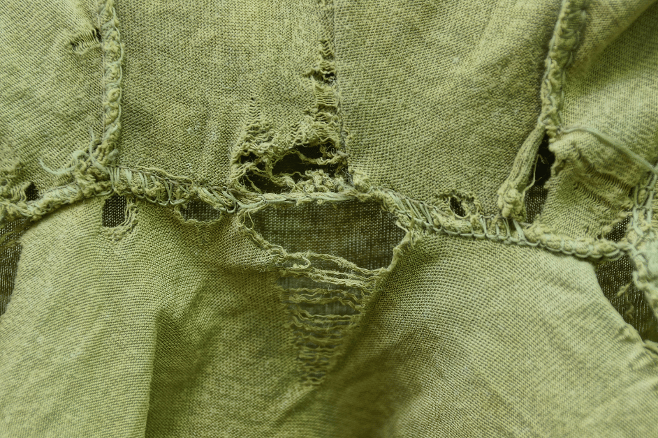 Kita semua pasti pernah mengalami baju kesayangan yang robek atau bolong. Tak perlu khawatir, karena ada banyak cara mudah untuk memperbaiki baju yang robek dengan bahan-bahan sederhana yang tersedia di sekitar kita.