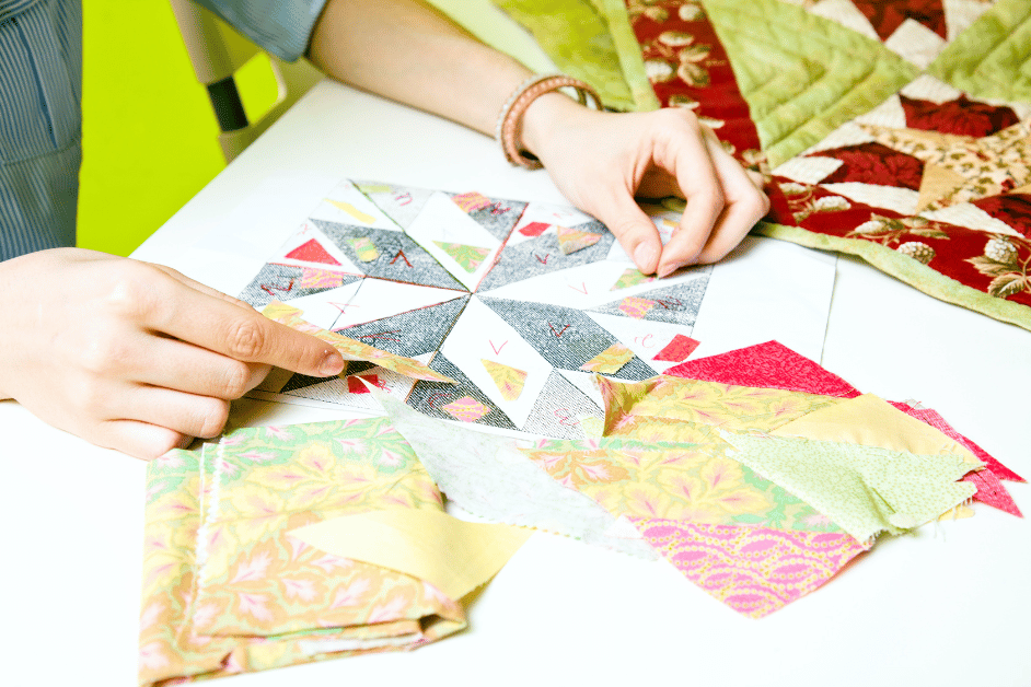 Variasi potongan kain adalah salah satu aspek penting dalam dunia fashion yang memungkinkan desainer dan penjahit untuk menciptakan pakaian dengan tampilan yang unik, dinamis, dan berbeda. Dengan menggabungkan potongan-potongan yang berbeda, baik dalam bentuk maupun orientasi, kita dapat menciptakan tampilan yang segar dan menarik.
