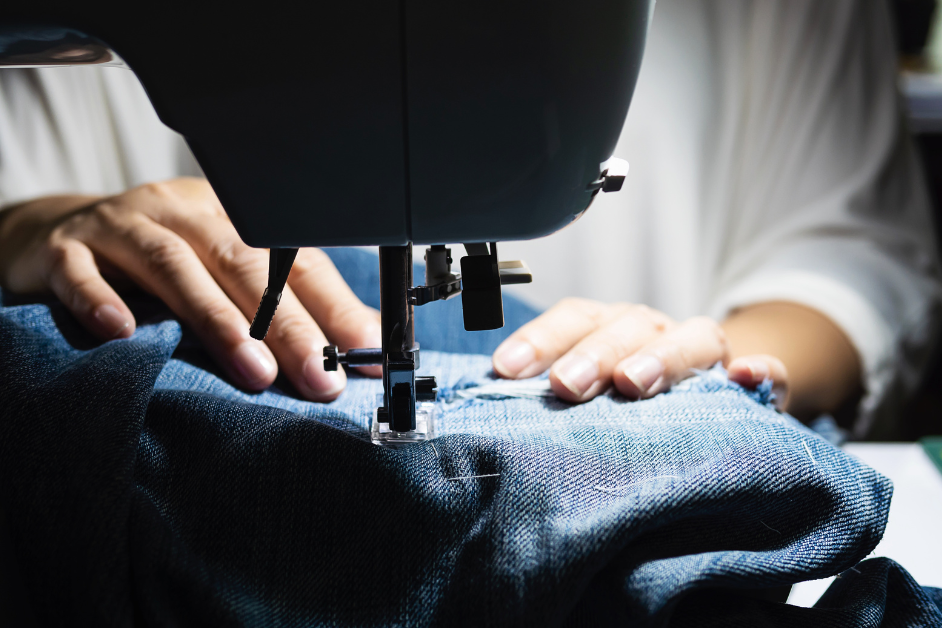 Bahan jeans telah menjadi salah satu yang paling populer dan serbaguna dalam dunia fashion. Jeans kita kenal karena kekuatannya, tahan lama, dan tampilan klasik yang cocok untuk berbagai kesempatan.