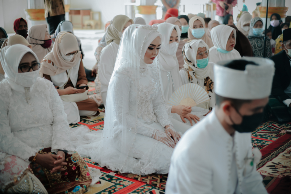 Baju pengantin adalah simbol penting dalam pernikahan, menggambarkan keindahan dan makna dari peristiwa yang begitu bersejarah dalam kehidupan pasangan. Dalam konteks muslim, baju pengantin muslimah memancarkan keanggunan dan kesederhanaan yang sejalan dengan nilai-nilai agama