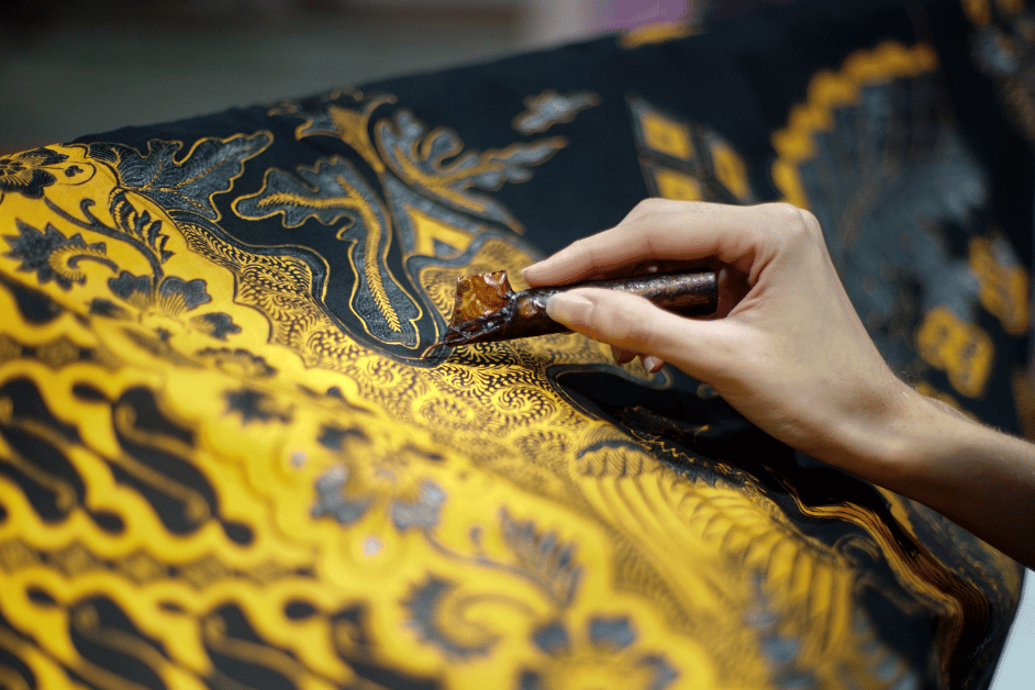 Batik pria merupakan salah satu pakaian tradisional Indonesia yang semakin populer di kalangan masyarakat, tidak hanya di Indonesia tetapi juga di berbagai negara. Batik memiliki pesona tersendiri dengan motif dan warna yang khas serta kesan yang elegan dan maskulin