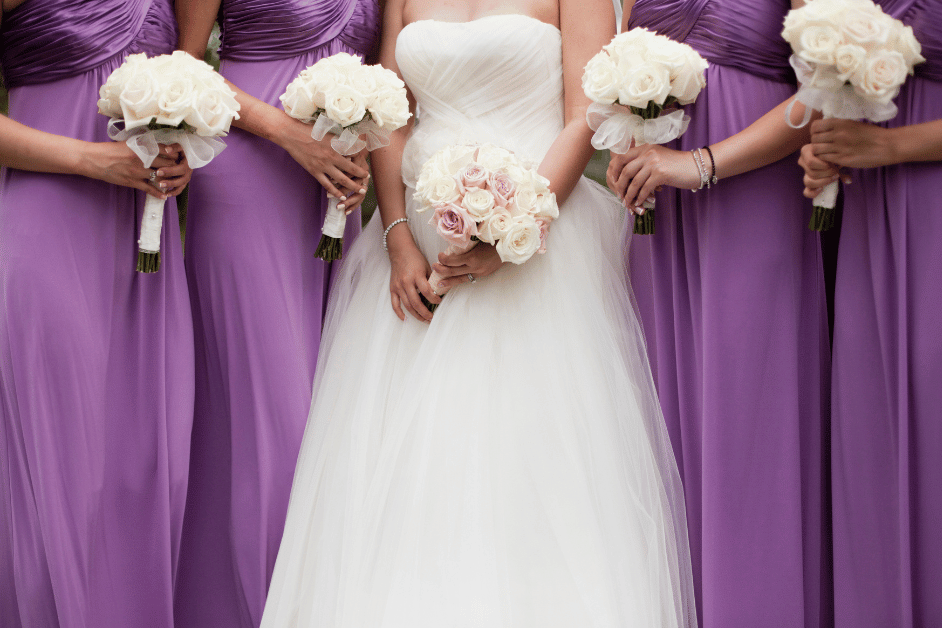 Gaun para pengiring pengantin bukan hanya sekadar pakaian, tetapi juga merupakan bagian integral dari estetika pernikahan. Dalam panduan ini, kami akan membahas segala yang perlu Anda ketahui tentang memilih bridesmaid dresses yang elegan dan memukau