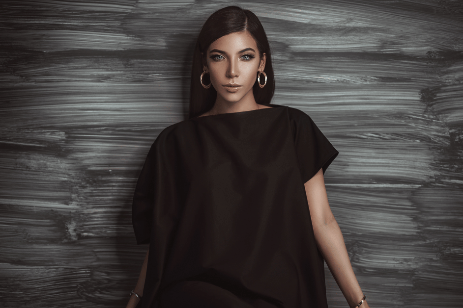 Dress hitam telah mengukir reputasi sebagai simbol elegansi dan kemewahan dalam dunia fashion. Terinspirasi oleh gaya klasik dan abadi, dress hitam memiliki daya tarik yang tak terbantahkan dalam berbagai acara dan kesempatan