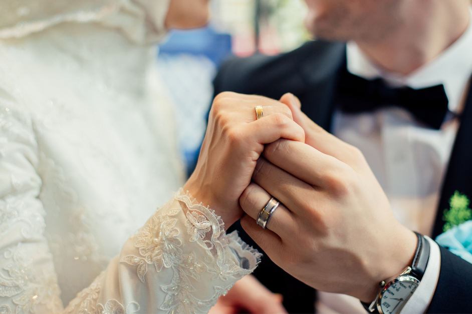 Gaun pengantin muslimah telah mengambil alih sorotan dalam dunia pernikahan dengan kemegahan dan keanggunannya. Busana pernikahan bagi wanita Muslim menghadirkan kesempatan untuk mengekspresikan identitas agama dan gaya pribadi melalui gaun yang elegan dan sopan.