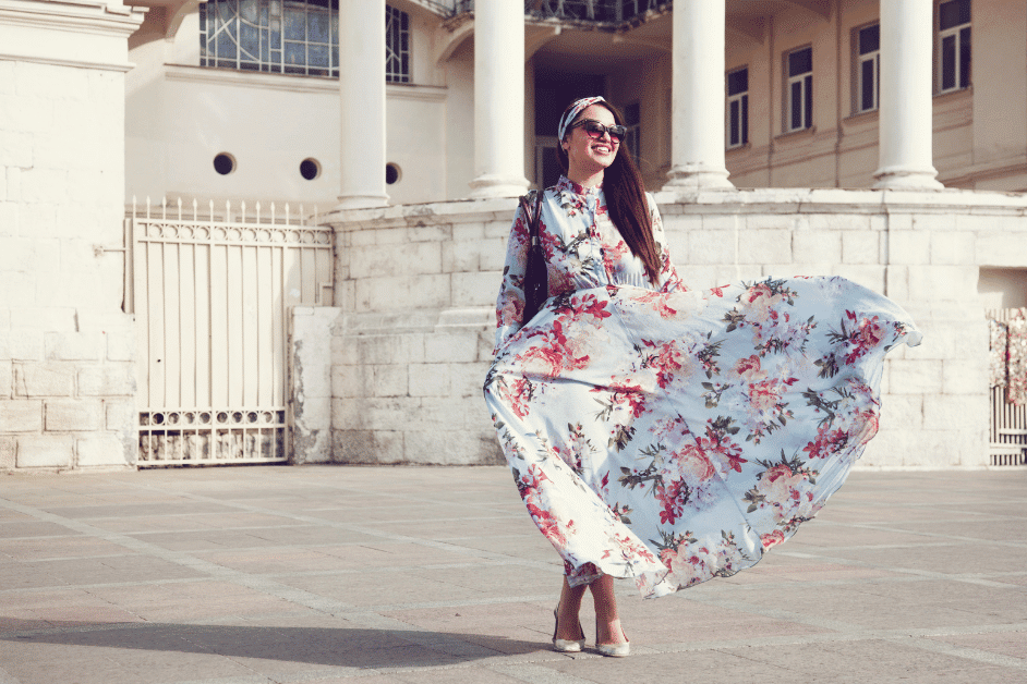 Floral Dress adalah dress yang dihiasi dengan berbagai motif bunga yang indah. Motif bunga telah menjadi tren abadi dalam dunia fashion, memberikan kesan feminin dan segar pada setiap penampilan