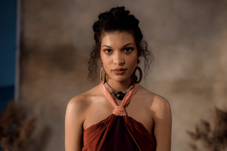 Halter Neck Dress adalah dress yang memiliki potongan leher yang diikat di bagian belakang leher atau diikat di bagian leher, sehingga membentuk siluet potongan leher yang terbuka di bagian depan