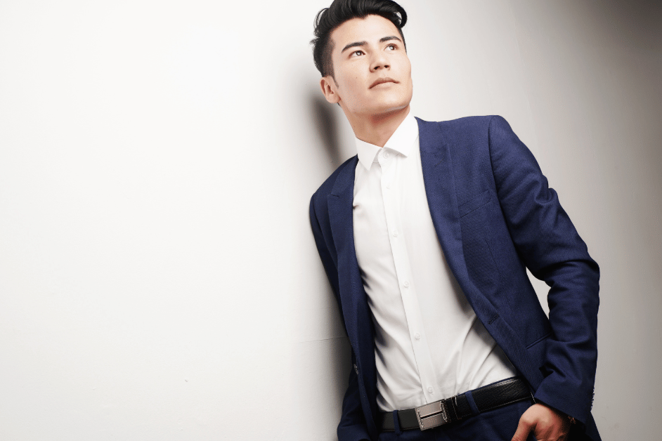 Jas Slim Fit adalah jas dengan potongan yang lebih ketat pada bagian dada, pinggang, dan pinggul, memberikan siluet yang lebih ramping dan modern