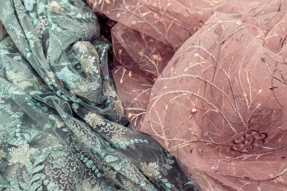 Kebaya brokat adalah salah satu varian kebaya yang menggabungkan keindahan tradisional dengan kemewahan modern