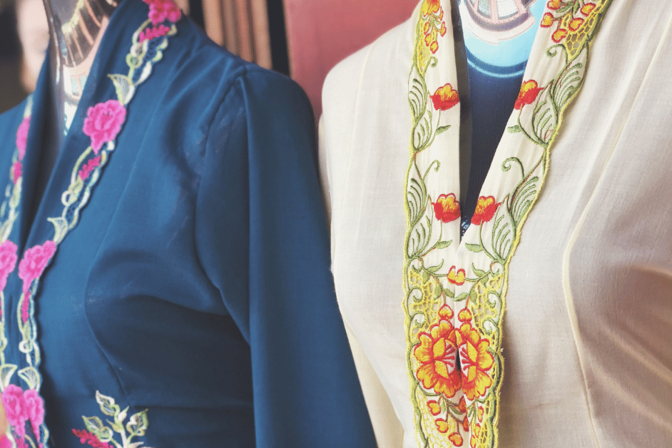 Kebaya encim adalah jenis kebaya tradisional yang berasal dari Tionghoa-Peranakan dan memiliki ciri khas tersendiri