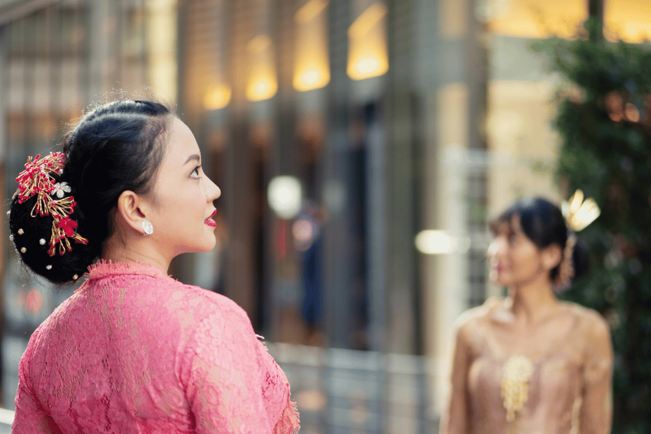 Salah satu daya tarik utama dari kebaya modern adalah potongannya yang sesuai dengan tren masa kini. Potongan kebaya modern cenderung lebih sederhana dan clean, dengan garis-garis yang mengikuti lekuk tubuh wanita