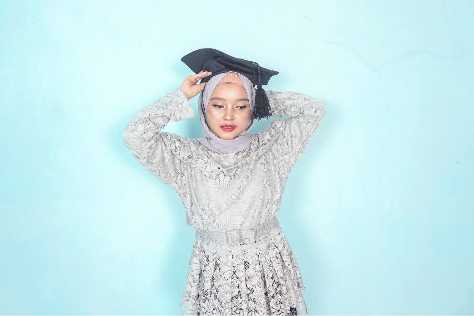 Kebaya hijab menggabungkan pesona tradisional dengan nilai-nilai modern, dan juga berfungsi sebagai simbol identitas bagi wanita Muslim