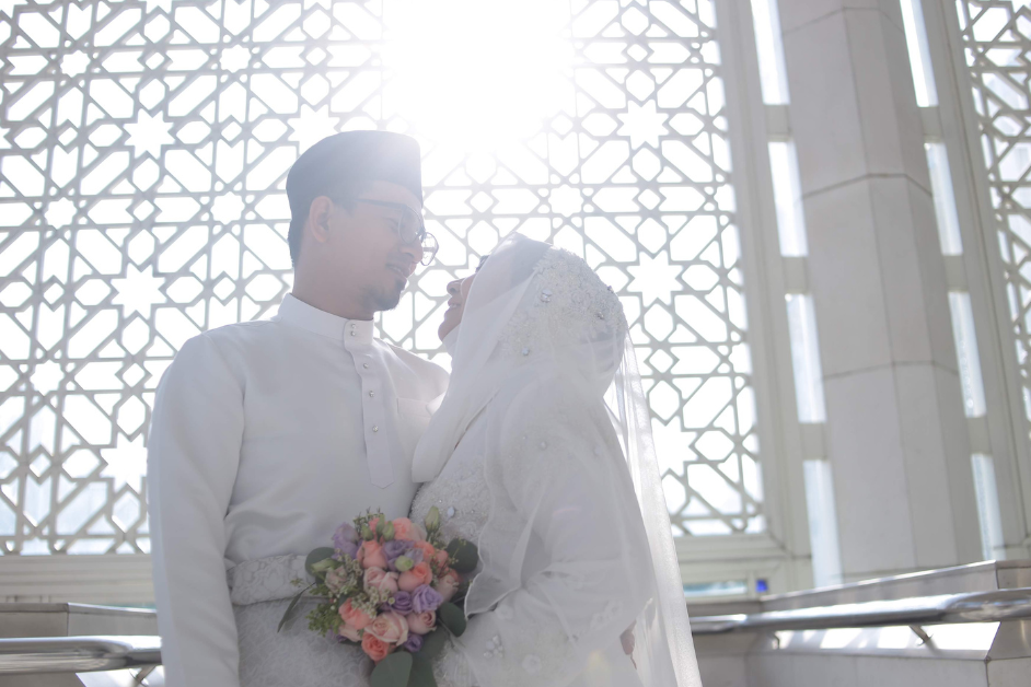Kebaya lamaran adalah simbol dari awal sebuah perjalanan hidup bersama yang penuh dengan makna dan harapan. Dalam budaya Indonesia, kebaya lamaran menjadi bagian penting dari upacara pernikahan, menunjukkan keseriusan dan komitmen antara dua individu yang akan bersatu.