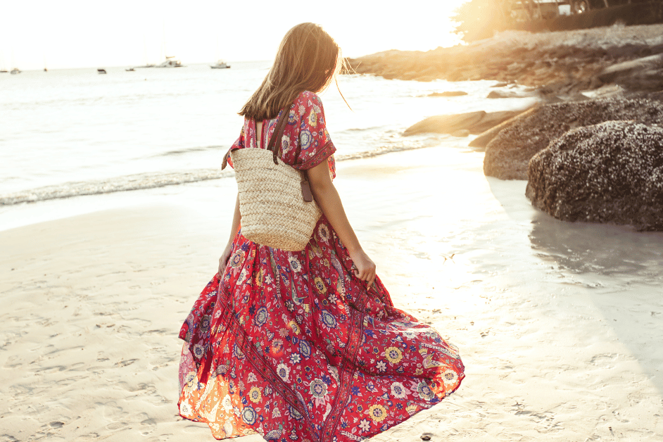 Maxi Dress memiliki potongan panjang yang menyentuh atau bahkan melebihi pergelangan kaki. Dress ini memiliki berbagai desain, seperti dengan potongan A-line, empire waist, atau bahkan tali spaghetti. Desain Maxi Dress yang flotasi memberikan tampilan yang lembut dan anggun, sementara desain yang lebih pas di bagian atas dapat memberikan kesan yang lebih ramping.
