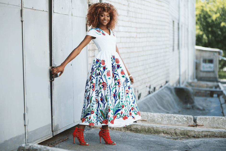 Midi Dress adalah dress dengan panjang yang mencapai sekitar lutut atau betis, menciptakan tampilan yang elegan dan nyaman. Dress ini dapat menjadi pilihan yang tepat untuk acara formal maupun santai, tergantung pada desain dan bahan yang digunakan.