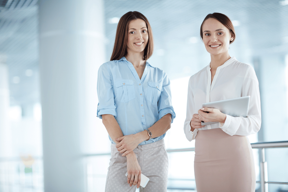 Bekerja di kantor membutuhkan pakaian yang sopan, namun juga nyaman untuk digunakan sepanjang hari. Jika kamu ingin tampil modis dan profesional di kantor, cobalah beberapa model baju kantor wanita berikut ini: