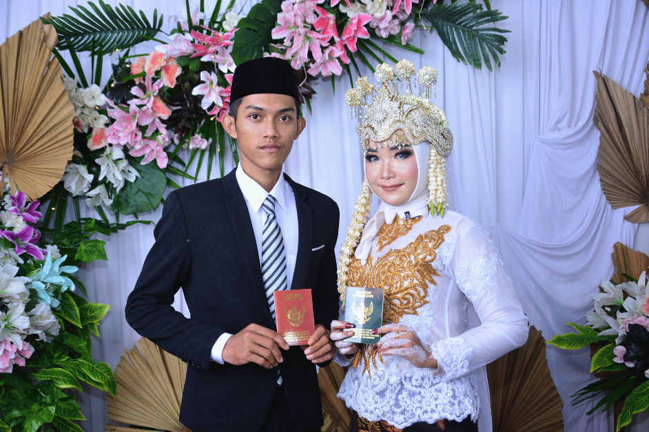 Baju pengantin adat Sunda memiliki daya tarik tersendiri dengan desain yang anggun dan kaya akan aksesoris. Baju pengantin ini mencerminkan keindahan budaya Sunda yang kental dan nilai-nilai tradisional yang dijunjung tinggi.