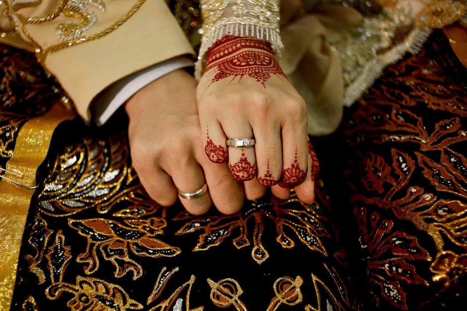Baju pengantin adat Jawa memiliki keindahan dan keragaman desain yang unik. Setiap daerah di Jawa memiliki ciri khas dan elemen tradisional yang tercermin dalam baju pengantin adat