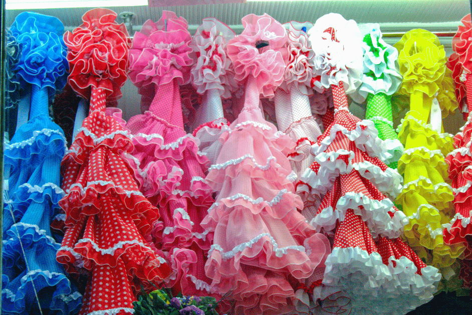 Ruffle Dress adalah dress yang dikenal dengan tambahan kain lipit yang memberikan efek tumpuk-tumpuk pada dress