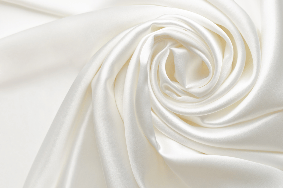 Satin dress telah lama menjadi ikon elegansi dalam dunia fashion. Dikenal karena kilauan lembutnya dan sentuhan mewah, satin dress menjadi pilihan yang tak tergoyahkan untuk berbagai acara istimewa