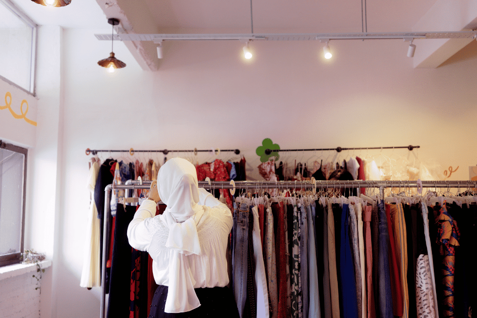 Tren busana muslim terkini telah membuktikan bahwa gaya berpakaian yang sopan dan anggun dapat diiringi dengan tren fashion global.