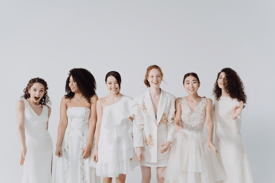 Dress wanita adalah salah satu pakaian yang sangat digemari oleh masyarakat Indonesia. Dress memberikan kesan feminin, anggun, dan stylish, sehingga banyak wanita yang menyukainya dan sering memilih dress sebagai pilihan pakaian untuk berbagai kesempatan, mulai dari acara formal, santai, hingga pergi ke kantor.