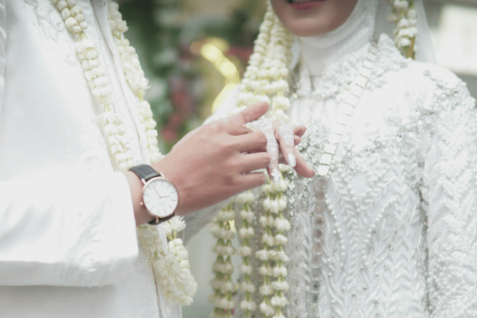 Pernikahan adalah momen berharga yang diidamkan banyak orang. Dalam sebuah pernikahan, salah satu upacara paling penting adalah akad nikah, yang seringkali kita adakan secara sederhana namun sarat makna.