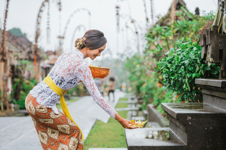 Baju kebaya, pakaian tradisional Indonesia yang indah, telah berkembang dengan pesat dan bertransformasi menjadi busana yang lebih modern. Baju kebaya modern adalah perpaduan yang sempurna antara warisan budaya dan estetika kontemporer.