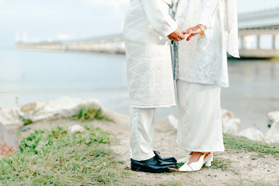 Baju nikah adat Melayu adalah pakaian tradisional yang dikenakan oleh pengantin Melayu pada hari pernikahan mereka. Busana ini penuh warna dan keindahan serta mencerminkan budaya dan adat istiadat Melayu yang kaya