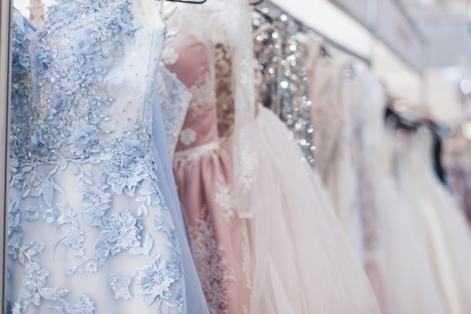 Evening Dress atau Gaun malam juga dikenal sebagai gaun koktail atau gaun formal, telah menjadi simbol elegansi dan kemewahan dalam dunia mode selama beberapa dekade. Gaun-gaun ini dirancang untuk dikenakan pada acara-acara istimewa malam hari, di mana tampil sempurna bukan hanya keinginan, tetapi suatu keharusan.