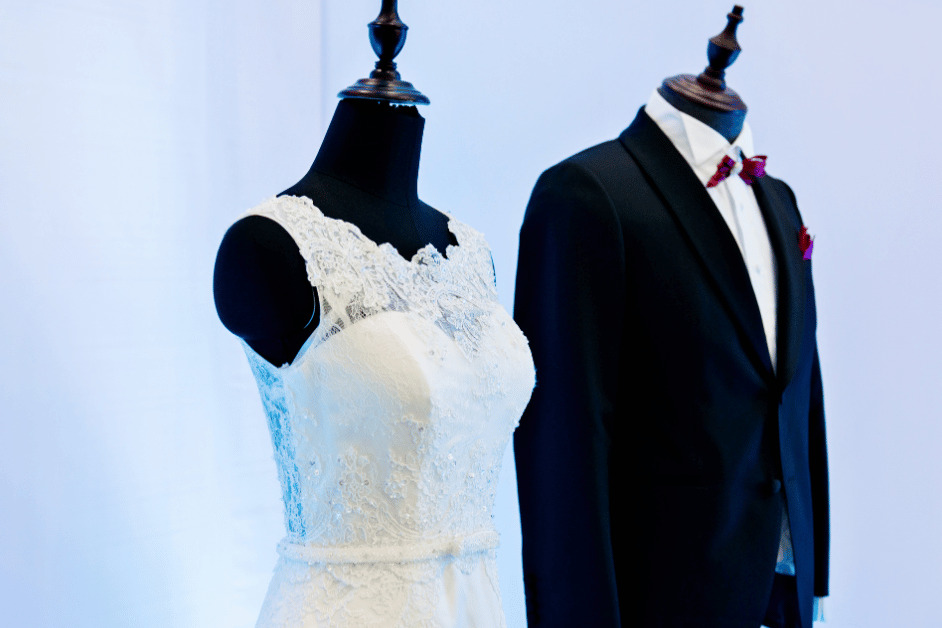 Gaun Pengantin Modern. Pernikahan adalah momen istimewa dalam hidup setiap pasangan. Salah satu aspek yang paling dinantikan dalam pernikahan adalah gaun pengantin. Gaun pengantin bukan hanya pakaian biasa; ia adalah simbol dari cinta, komitmen, dan kebahagiaan.