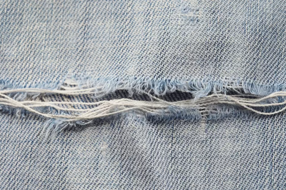 Celana Jeasn Sobek : Celana jeans adalah salah satu pakaian yang paling sering dipakai oleh banyak orang di seluruh dunia. Namun, seperti pakaian lainnya, jeans juga dapat mengalami kerusakan, seperti sobek. Jika celana jeans Anda sobek, jangan khawatir, karena ada beberapa cara mudah untuk mengatasi masalah ini.