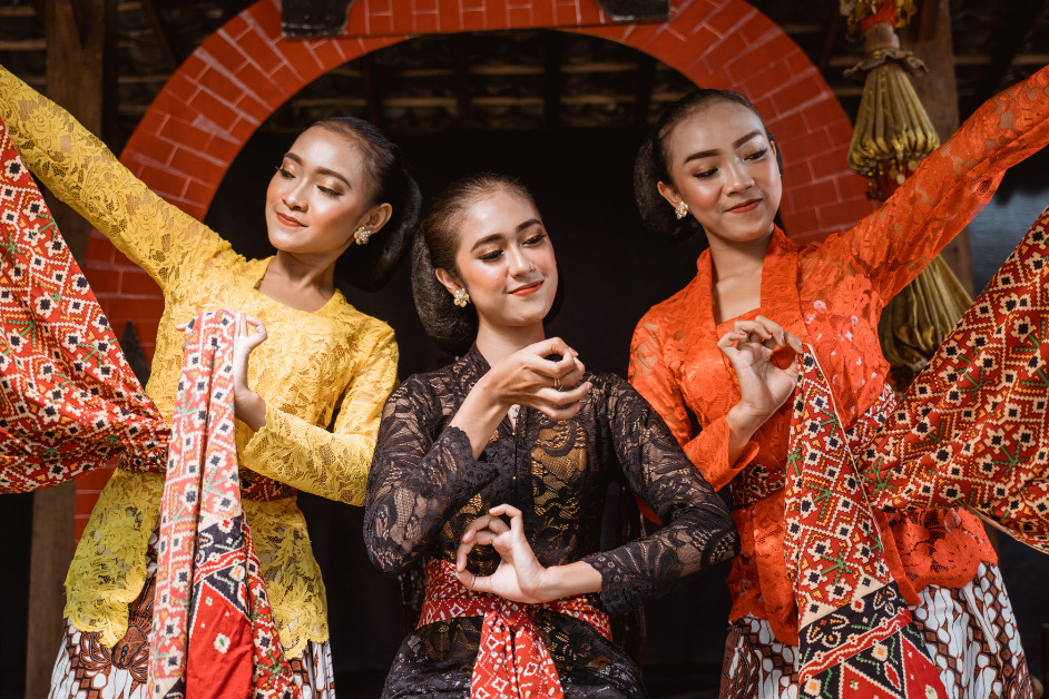 Indonesia adalah negara yang kaya akan budaya dan tradisi yang beragam. Salah satu warisan budaya yang unik adalah Kebaya Betawi. Dalam artikel ini, kita akan menjelajahi sejarah, desain, dan makna di balik kebaya yang anggun ini.