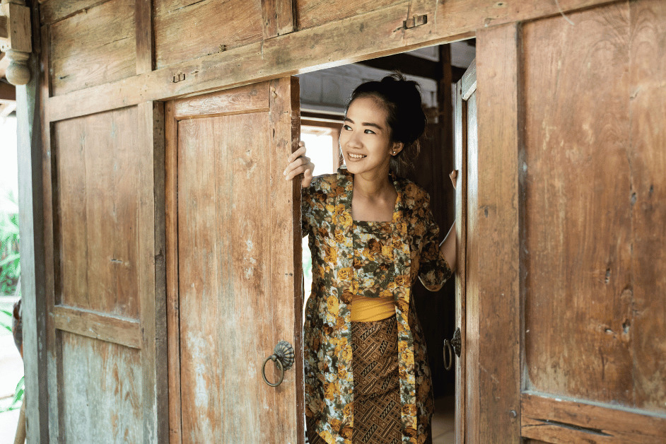 Indonesia adalah negeri yang kaya akan warisan budaya yang beragam, dan salah satu puncaknya adalah kebaya. Kebaya adalah pakaian tradisional Indonesia yang memiliki karakteristik unik dan mempesona.