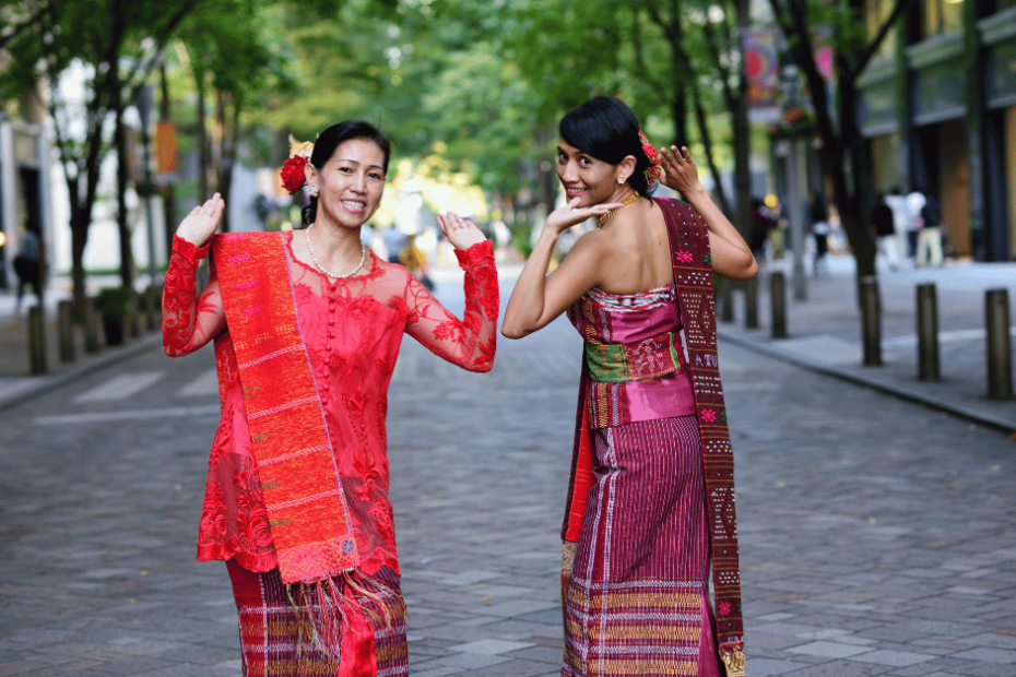 Indonesia adalah negara yang kaya akan budaya dan tradisi. Salah satu warisan budaya yang paling mencolok adalah busana tradisionalnya, seperti kebaya. Kebaya adalah salah satu pakaian tradisional Indonesia yang memiliki sejarah panjang dan memiliki tempat istimewa dalam identitas nasional.