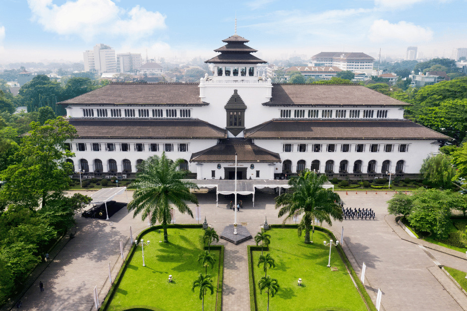 Bandung, atau sering disebut sebagai "Kota Kembang," adalah salah satu kota terbesar di Indonesia yang terkenal dengan budaya kreatifnya. Kota ini bukan hanya menjadi tujuan wisata yang populer, tetapi juga memiliki sejumlah penjahit berbakat yang siap memenuhi kebutuhan fashion Anda. Jika Anda mencari penjahit di Bandung.