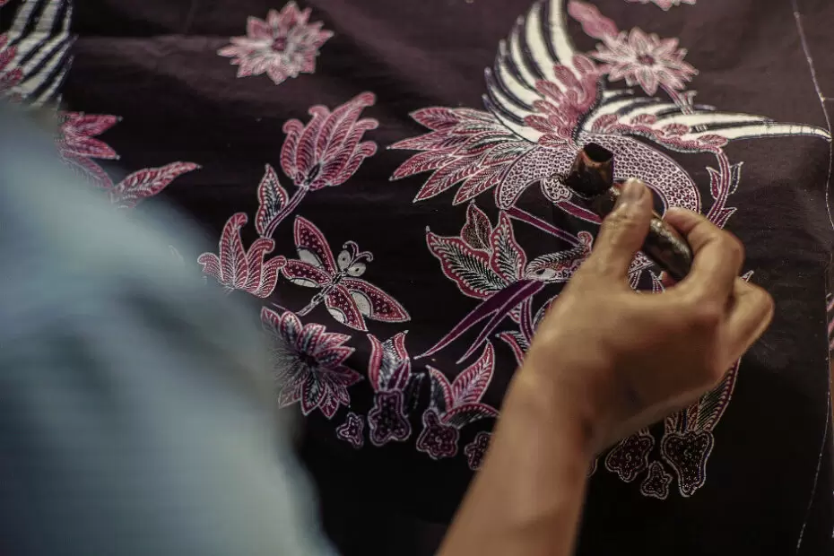 enjahit batik adalah para ahli yang memiliki pemahaman mendalam tentang teknik membatik dan kemampuan menjahit yang luar biasa